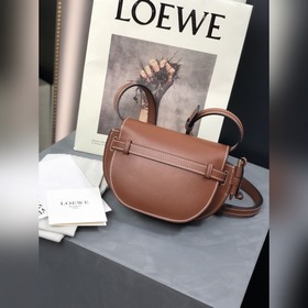 Сумка Loewe Gate Dual Сумка легко вмещает мобильный телефон и пов