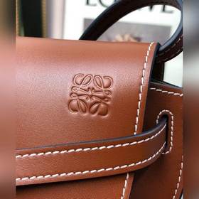 Сумка Loewe Gate Dual Сумка легко вмещает мобильный телефон и пов