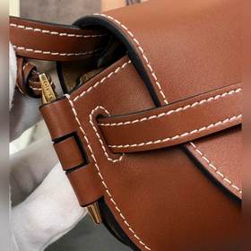 Сумка Loewe Gate Dual Сумка легко вмещает мобильный телефон и пов