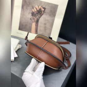 Сумка Loewe Gate Dual Сумка легко вмещает мобильный телефон и пов