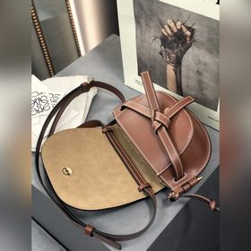 Сумка Loewe Gate Dual Сумка легко вмещает мобильный телефон и пов