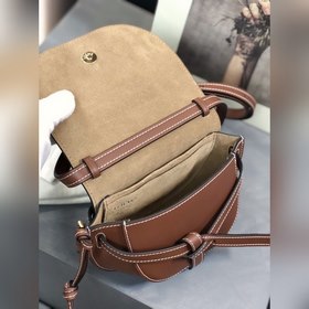Сумка Loewe Gate Dual Сумка легко вмещает мобильный телефон и пов