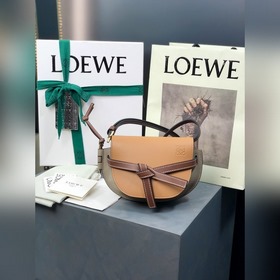 Сумка Loewe Gate Dual Сумка легко вмещает мобильный телефон и пов