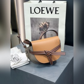 Сумка Loewe Gate Dual Сумка легко вмещает мобильный телефон и пов