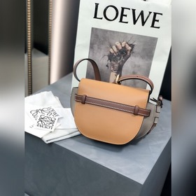 Сумка Loewe Gate Dual Сумка легко вмещает мобильный телефон и пов