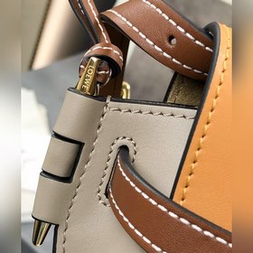 Сумка Loewe Gate Dual Сумка легко вмещает мобильный телефон и пов