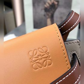 Сумка Loewe Gate Dual Сумка легко вмещает мобильный телефон и пов