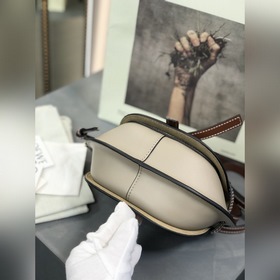Сумка Loewe Gate Dual Сумка легко вмещает мобильный телефон и пов