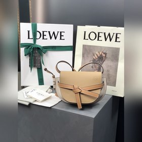 Сумка Loewe Gate Dual Сумка легко вмещает мобильный телефон и пов
