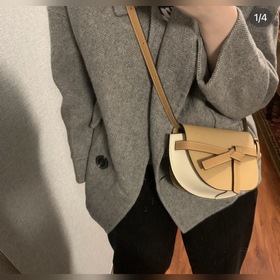 Сумка Loewe Gate Dual Сумка легко вмещает мобильный телефон и пов