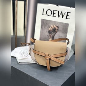 Сумка Loewe Gate Dual Сумка легко вмещает мобильный телефон и пов