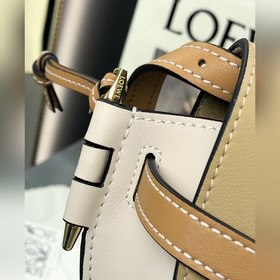 Сумка Loewe Gate Dual Сумка легко вмещает мобильный телефон и пов