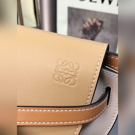 Сумка Loewe Gate Dual Сумка легко вмещает мобильный телефон и пов