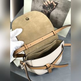Сумка Loewe Gate Dual Сумка легко вмещает мобильный телефон и пов