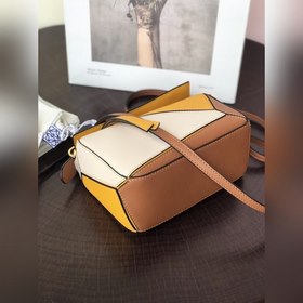MINI PUZZLE сумка с геометрическим дизайном от Loewe, серо-бежева