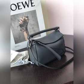MINI PUZZLE сумка с геометрическим дизайном от Loewe, черная Сумк