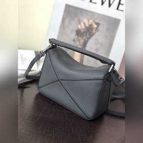 MINI PUZZLE сумка с геометрическим дизайном от Loewe, черная Сумк