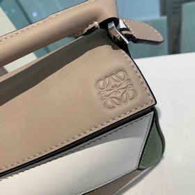 MINI PUZZLE сумка с геометрическим дизайном от Loewe, цвет авокад