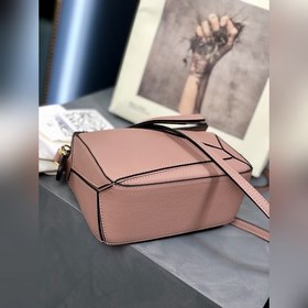 MINI PUZZLE сумка с геометрическим дизайном от Loewe, цвет «личи»