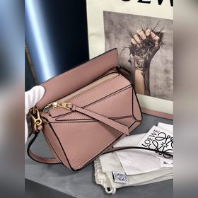 MINI PUZZLE сумка с геометрическим дизайном от Loewe, цвет «личи»