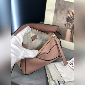 MINI PUZZLE сумка с геометрическим дизайном от Loewe, цвет «личи»