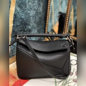 MINI PUZZLE сумка с геометрическим дизайном от Loewe, черная Сумк