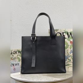 Buckle Horizontal Tote от Loewe Эта сумка представляет собой легк