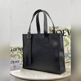 Buckle Horizontal Tote от Loewe Эта сумка представляет собой легк