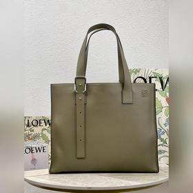 Buckle Horizontal Tote от Loewe Эта сумка представляет собой легк