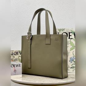 Buckle Horizontal Tote от Loewe Эта сумка представляет собой легк