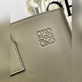 Buckle Horizontal Tote от Loewe Эта сумка представляет собой легк