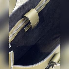 Buckle Horizontal Tote от Loewe Эта сумка представляет собой легк