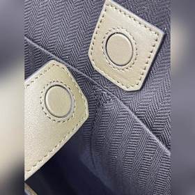 Buckle Horizontal Tote от Loewe Эта сумка представляет собой легк