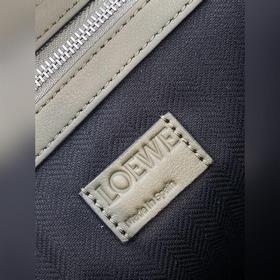 Buckle Horizontal Tote от Loewe Эта сумка представляет собой легк