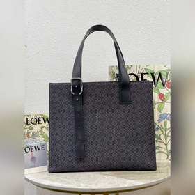 Buckle Horizontal Tote от Loewe Эта сумка представляет собой легк
