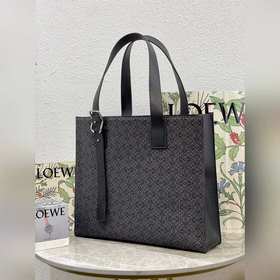 Buckle Horizontal Tote от Loewe Эта сумка представляет собой легк