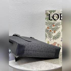 Buckle Horizontal Tote от Loewe Эта сумка представляет собой легк