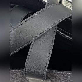 Buckle Horizontal Tote от Loewe Эта сумка представляет собой легк