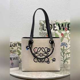 Совместная коллекция Loewe и «Сеню и Сеню» Сумка с вышитым принто