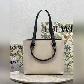 Совместная коллекция Loewe и «Сеню и Сеню» Сумка с вышитым принто