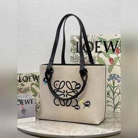 Совместная коллекция Loewe и «Сеню и Сеню» Сумка с вышитым принто