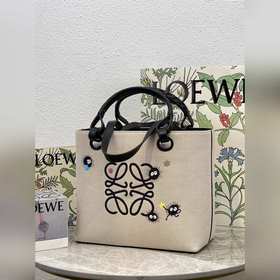 Совместная коллекция Loewe и «Сеню и Сеню» Сумка с вышитым принто