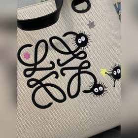 Совместная коллекция Loewe и «Сеню и Сеню» Сумка с вышитым принто