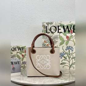 Сумка-тоут Tote от Loewe Сумка Anagram Tote по-прежнему занимает
