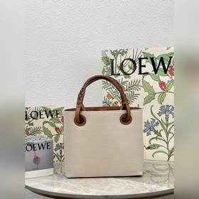Сумка-тоут Tote от Loewe Сумка Anagram Tote по-прежнему занимает