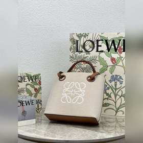 Сумка-тоут Tote от Loewe Сумка Anagram Tote по-прежнему занимает