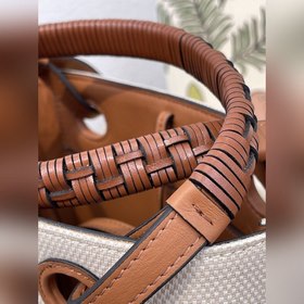 Сумка-тоут Tote от Loewe Сумка Anagram Tote по-прежнему занимает 