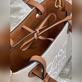 Сумка-тоут Tote от Loewe Сумка Anagram Tote по-прежнему занимает 