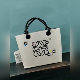 Серия Loewe, созданная в сотрудничестве с «Сеню и Сеню» Сумка с в