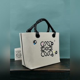 Серия Loewe, созданная в сотрудничестве с «Сеню и Сеню» Сумка с в